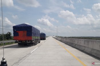 Jalan Tol Trans Sumatra ramai dengan truk barang
