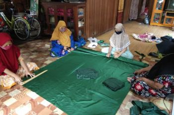 Perempuan Desa Gambut siaga COVID-19 dengan memproduksi 12.500 masker