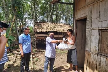 IKAPTK OKU bagikan ratusan paket sembako bagi warga terdampak COVID-19