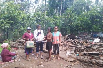 Anggota DPRD Lampung Timur  bantu warga yang rumahnya roboh