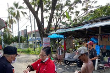 PDIP Sumbar salurkan nasi bungkus untuk berbuka puasa warga terdampak COVID-19