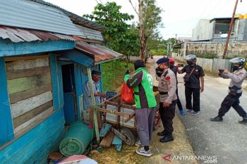 Brimob Polda Sultra menggandeng Gojek bagikan takjil ke warga