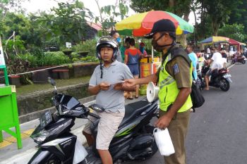 Gugus Tugas Penanganan  COVID-19 Sleman bagikan masker di pasar Ramadhan