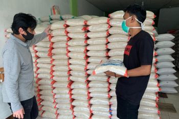 Irjen Pol Fakhrizal salurkan bantuan 10 ton beras untuk warga Padang terdampak COVID-19