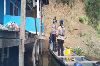 Polres Jayapura bagikan sembako warga tepi Danau Sentani terdampak COVID-19