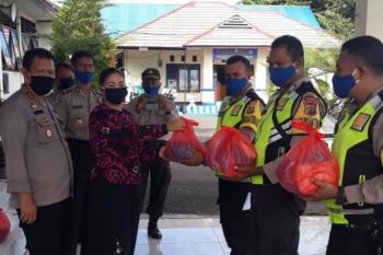 Polres Flotim bantu sembako warga terdampak COVID-19