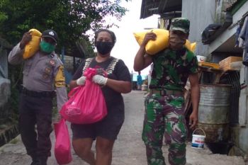 Bhabinkamtibmas-Babinsa Anjereuw Polres Biak salurkan bantuan sembako