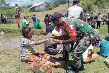 TNI-Polri bagikan sembako warga terdampak COVID-19 kampung Wonbakon Pegunungan Bintang