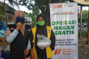 MRI-ACT NTB bagikan paket makanan dan masker gratis