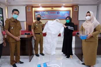 Keluarga Mentan serahkan bantuan 100 baju hazmat di Kabupaten Gowa
