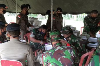 Kodim-Polres sediakan makan siang warga di Timika terdampak COVID-19