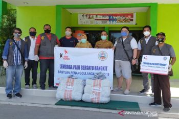 Lembaga Kemanusiaan salurkan APD untuk tenaga medis COVID-19 Palu
