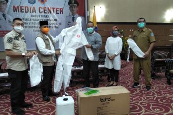 BPBD Provinsi NTB menyerahkan bantuan 1.200 APD ke Pemkot Mataram