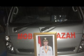 Petugas usir warga  dari lokasi pemakaman Wali Kota Tanjungpinang