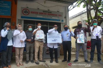 FK BUMN serahkan bantuan APD untuk dokter di Aceh