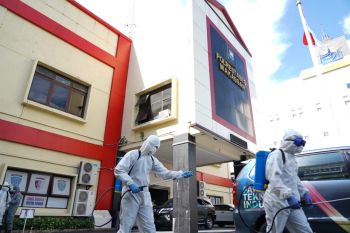 Markas Polrestabes Makassar disemprot disinfektan guna cegah penularan COVID-19