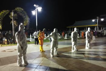 Warga  Tanjungpinang berkerumun saksikan pemakaman Wali Kota