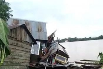 Kapal tongkang tabrak rumah warga di pinggiran Sungai Batanghari Jambi