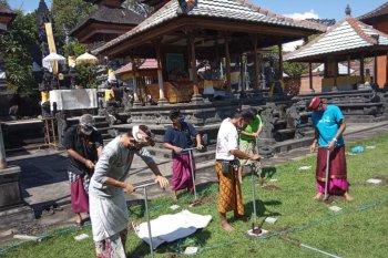 Komunitas lingkungan Buleleng buat biopori di kawasan  umum