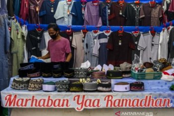 Penjualan peci di pasar kompleks religi Palu lesu