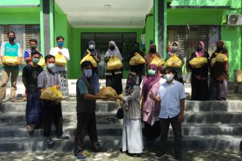 IAIN Palu salurkan paket sembako kepada mahasiswa
