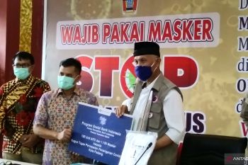 BI perwakilan Sumbar serahkan APD untuk penanganan COVID-19 kepada Pemkot Padang