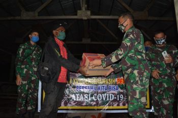 Kodam XVII/Cenderawasih salurkan bantuan sembako warga di dua kampung