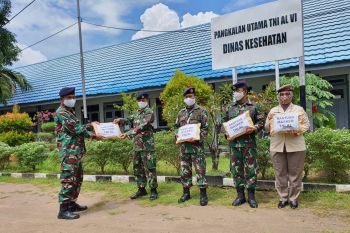 Lantamal VI bagikan masker kain bantuan Markas Besar TNI AL