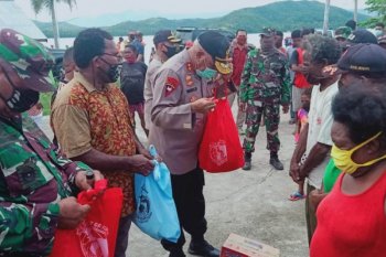Kapolda Papua dan Pangdam Cenderawasih salurkan bantuan ke warga terdampak COVID-19