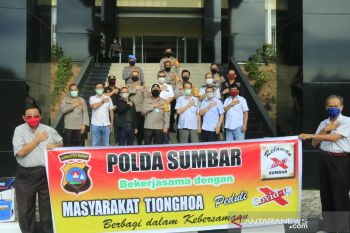 Warga Tionghoa di Sumbar serahkan bantuan pada Polda Sumbar untuk hadapi pandemi COVID-19