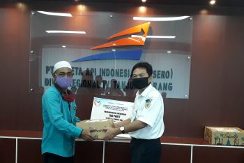 PT KAI Divre IV salurkan 700 paket sembako berkah Ramadhan