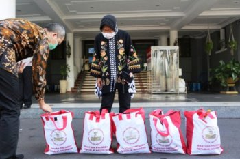 Legislator minta tak mempersoalkan kemasan bansos "Bantuan Presiden"