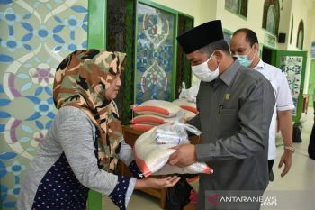 Baru dua kecamatan di Agam terima bantuan uang dari Pemprov Sumbar
