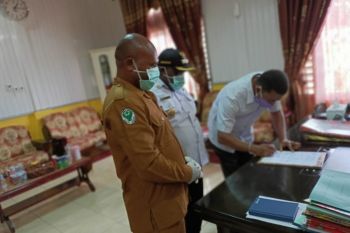 Kabupaten Deiyai berikan bantuan APD dan alat kesehatan ke Pemkab Nabire