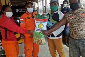 Kantor SAR Biak bagikan sembako untuk tukang ojek dan mama penjual pinang