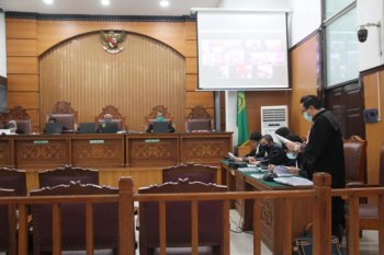 Curi barang penumpang, pengemudi taksi daring divonis 2,5 tahun penjara