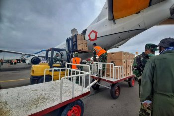 Boeing 737  TNI AU angkut 5.800 APD ke Provinsi Kepri