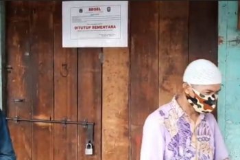 Aparat gabungan tutup paksa kios non sembako di tiga pasar Jaktim