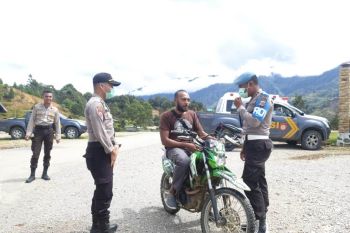 Samapta Polres Lanny Jaya imbau warga gunakan masker cegah Corona