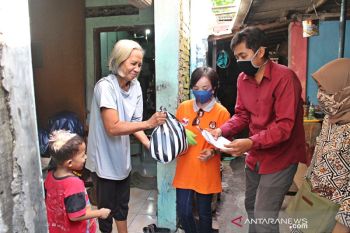 KPU Surakarta berbagi bersama di tengah pandemi COVID-19