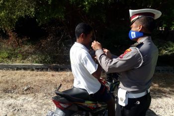 Polres Sabu Raijua bagi masker kepada pengendara bermotor