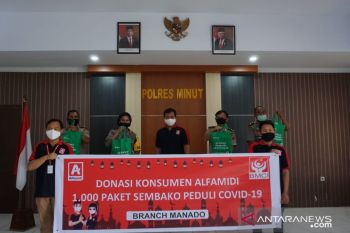 Alfamidi  Peduli COVID-19 Sulut dengan membagikan 1000 paket sembako