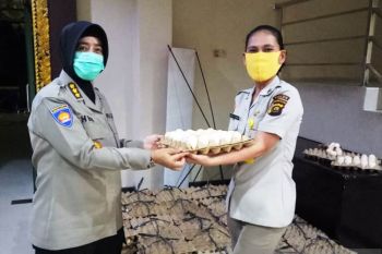 Polda Sumsel bantu ratusan paket telur bagi pekerja harian lepas
