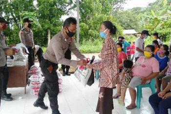 Tujuh personel Polres Nias sisihkan gaji untuk bantu warga