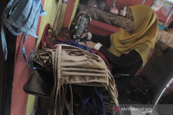 Masker Karakter, Agar Anak Terbiasa Menggunakan APD