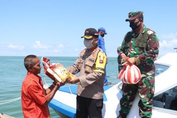 Sinergitas TNI-Polri berbagi bersama melawan COVID-19 di Lingga