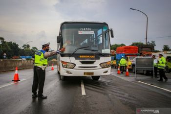 Nekad Mudik, Puluhan Kendaraan dari Zona Merah dihadang Polisi (Video)