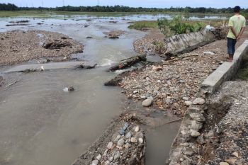 Tanggul jebol  akibat banjir  lahan sawah di Abdya tertimbun kerikil