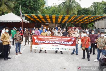 Di Hari Buruh, Ormas di Malaysia berbagi sembako ke PMI