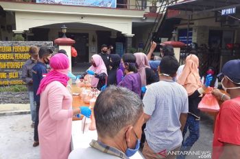 DWP KSOP Karimun berbagi keberkahan dengan bagi-bagi takjil puasa